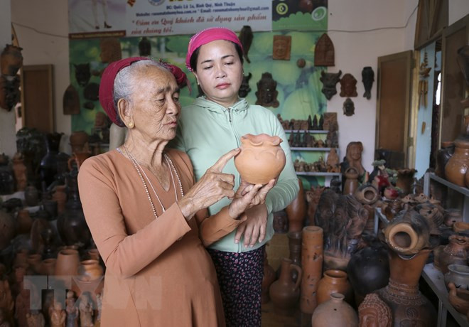 Gốm Chăm Bàu Trúc mang vẻ đẹp độc đáo thể hiện nét tài hoa từ bàn tay khéo léo của người phụ nữ. Ảnh: Nguyễn Thành - TTXVN Trưởng đại diện UNESCO Christian Manhart: Việt Nam thành công trong kết nối di sản vật thể - phi vật thể ảnh 3