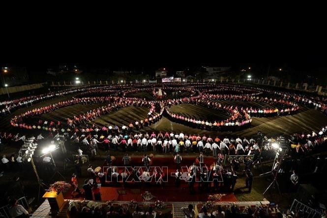 Trình diễn màn Xòe cổ lớn nhất Việt Nam - Xòe Thái được UNESCO công nhận là di sản văn hóa phi vật thể đại diện của nhân loại vào năm 2022. Ảnh: Thanh Hà – TTXVN Trưởng đại diện UNESCO Christian Manhart: Việt Nam thành công trong kết nối di sản vật thể - phi vật thể ảnh 2