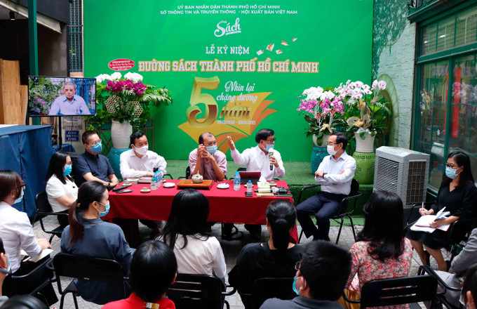 Bí thư Thành ủy Nguyễn Văn Nên thăm Đường sách thành phố Hồ Chí Minh ảnh 4