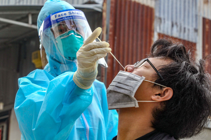 Cần Thơ lấy mẫu xét nghiệm COVID-19 tận nhà cho người dân ảnh 1