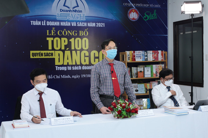 Quang cảnh lễ công bố “Top 100 cuốn sách đáng có trong tủ sách doanh nghiệp” nhân tuần lễ doanh nhân và sách năm 2021. Ảnh: BTC cung cấp Top 100 cuốn sách đáng có trong tủ sách doanh nghiệp ảnh 1