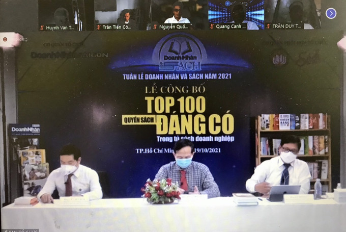 Ông Lê Hoàng (bìa phải), Giám đốc Công ty Đường Sách Thành phố Hồ Chí Minh trả lời câu hỏi của phóng viên báo đài về các tiêu chí bình chọn "Top 100 cuốn sách đáng có trong tủ sách doanh nghiệp" tại lễ công bố được tổ chức bằng hình thức trực tuyến Top 100 cuốn sách đáng có trong tủ sách doanh nghiệp ảnh 2