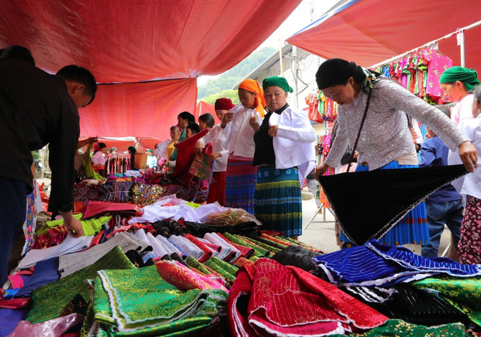 Quầy quần áo, vải, khăn tại chợ phiên được nhiều người dân quan tâm. Ảnh: Hoàng Hiếu – TTXVN Đồng bào vùng cao Hà Giang nô nức xuống chợ phiên Mèo Vạc ảnh 16