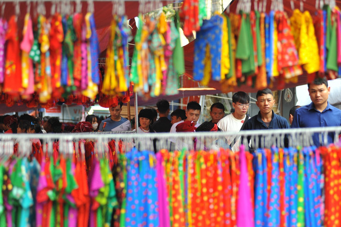 Những khoảng màu rực rỡ của khu vực bán quần áo, vải màu rực rỡ tại chợ phiên Mèo Vạc. Ảnh: Hoàng Hiếu – TTXVN Đồng bào vùng cao Hà Giang nô nức xuống chợ phiên Mèo Vạc ảnh 15