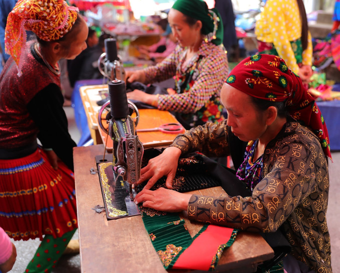 Chợ phiên là nơi nhiều bà con đến để may vá, sửa chữa trang phục. Ảnh: Hoàng Hiếu – TTXVN Đồng bào vùng cao Hà Giang nô nức xuống chợ phiên Mèo Vạc ảnh 13