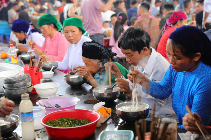 Bà con thưởng thức những món ăn ẩm thực ngay tại phiên chợ Mèo Vạc. Ảnh: Hoàng Hiếu – TTXVN Đồng bào vùng cao Hà Giang nô nức xuống chợ phiên Mèo Vạc ảnh 18