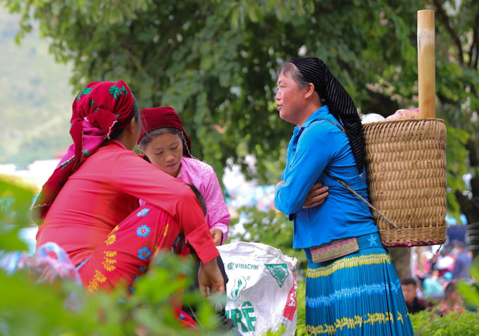 Chợ phiên Mèo Vạc còn là nơi gặp gỡ, giao lưu của bà con các dân tộc huyện Mèo Vạc. Ảnh: Hoàng Hiếu – TTXVN Đồng bào vùng cao Hà Giang nô nức xuống chợ phiên Mèo Vạc ảnh 17