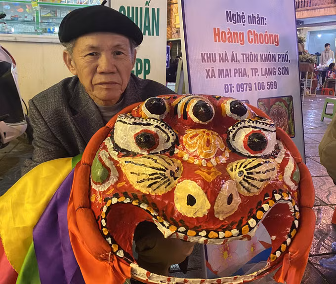 Ông Hoàng Choóng - nghệ nhân chế tác, phục dựng sư tử mèo của tỉnh Lạng Sơn. Ảnh: Nguyễn Quang Duy