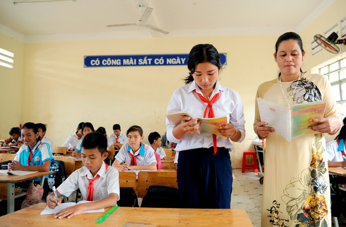 Giờ học tiếng Khmer của cô và trò Trường trung học cơ sở phường 2 thuộc thị xã Vĩnh Châu (Sóc Trăng. Ảnh: An Hiếu Xuân mới trên vùng đất Vĩnh Châu ảnh 6