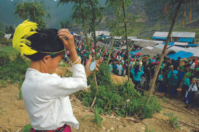 Làm đẹp trước khi đến chợ phiên Lũng Phìn ở xã Lũng Phìn, huyện Đồng Văn (Hà Giang). Ảnh: Đinh Công Hoan Chợ phiên cuối năm ở vùng cao Hà Giang ảnh 1
