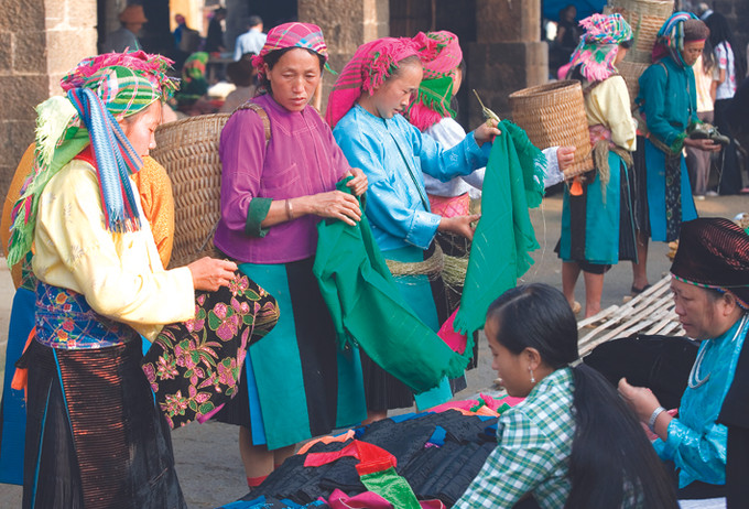 Làm đẹp trước khi đến chợ phiên Lũng Phìn ở xã Lũng Phìn, huyện Đồng Văn (Hà Giang). Ảnh: Ngô Hiếu Chợ phiên cuối năm ở vùng cao Hà Giang ảnh 2