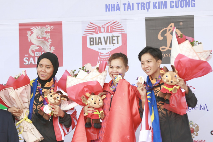 Trao huy chương cho các vận động viên: Huy chương Vàng thuộc về vận động viên Việt Nam Đinh Thị Như Quỳnh, Huy chương Bạc và Huy chương Đồng thuộc về hai vận động viên Malaysia, lần lượt là Zainal Abindin Nuasyira (ngoài cùng bên trái) và Soon Natahsya. Ảnh: Lưu Trọng Đạt Cô gái Mường làm rạng danh làng xe đạp Việt Nam ảnh 2