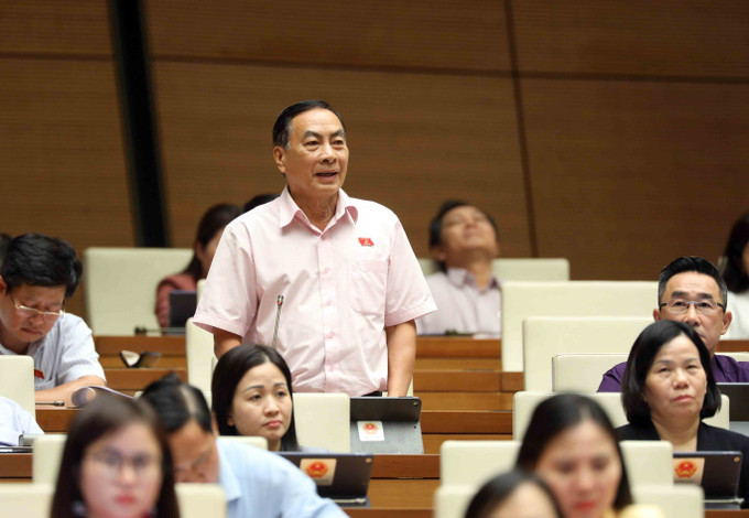 Đại biểu Quốc hội tỉnh Đồng Tháp Phạm Văn Hòa đặt câu hỏi chất vấn. Ảnh: An Đăng – TTXVN Kỳ họp thứ 5, Quốc hội khóa XV: Để người dân thoát nghèo sống tốt, không tái nghèo ảnh 3