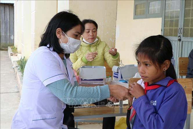 Ngành y tế tỉnh Kon Tum tổ chức tiêm phòng bạch hầu cho các em học sinh Trường Phổ thông Dân tộc bán trú cấp 1,2 Măng Bút II, xã Măng Bút, huyện Kon Plông. Ảnh: Cao Nguyên – TTXVN Kon Tum chủ động ngăn chặn bệnh bạch hầu bùng phát ảnh 2