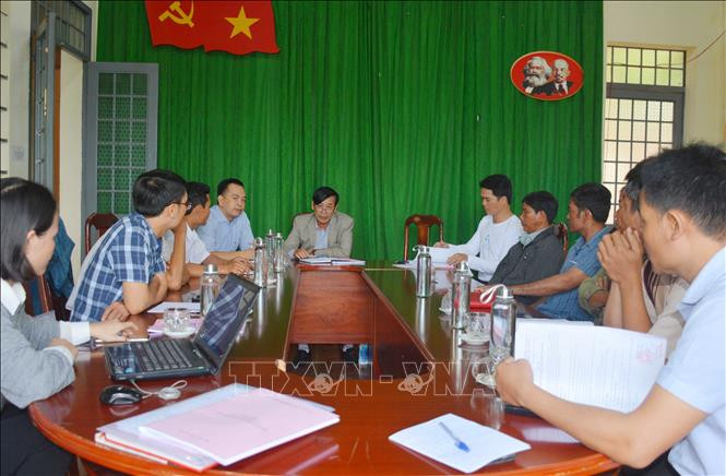 Đoàn kiểm tra của Sở Lao động – Thương binh và Xã hội Đắk Lắk kiểm tra công tác rà soát hộ nghèo, hộ cận nghèo tại UBND xã Ea Nuôl, huyện Buôn Đôn. Ảnh: Hoài Thu – TTXVN Cách làm hay trong công tác giảm nghèo tại Đắk Lắk ảnh 1