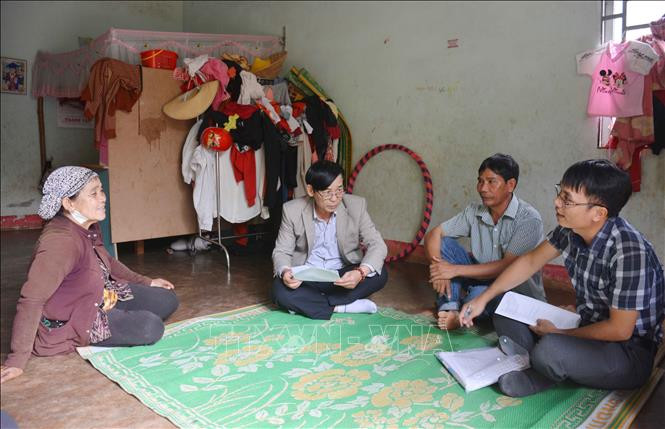 Đoàn kiểm tra của Sở Lao động – Thương binh và Xã hội Đắk Lắk kiểm tra, giám sát công tác rà soát hộ nghèo, hộ cận nghèo tại xã Ea Nuôl, huyện Buôn Đôn. Ảnh: Hoài Thu – TTXVN Cách làm hay trong công tác giảm nghèo tại Đắk Lắk ảnh 2