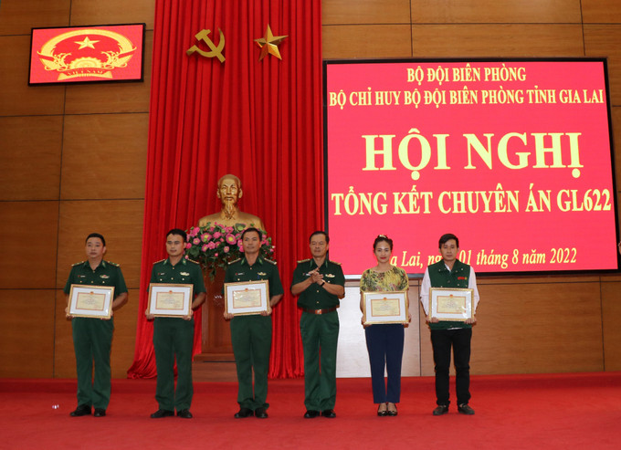 Đại tá Trần Tiến Hải, Chỉ huy trưởng Bộ Chỉ huy Bộ đội Biên phòng tỉnh Gia Lai tặng Giấy khen cho tập thể, cá nhân có thành tích trong thực hiện, phối hợp tuyên truyền chuyên án GL622, trong đó có phóng viên thường trú TTXVN tại tỉnh Gia Lai. Ảnh: Hồng Điệp – TTXVN Gia Lai: Tổng kết chuyên án GL622 - chống mua bán người qua biên giới ảnh 3