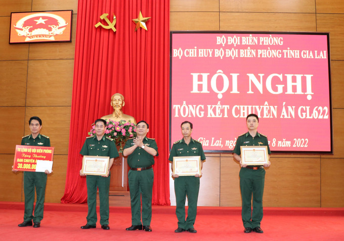 Đại tá Đỗ Ngọc Cảnh, Cục trưởng Cục Phòng chống Ma tuý và Tội phạm, Bộ đội Biên phòng tặng Bằng khen cho tập thể, cá nhân có thành tích trong thực hiện chuyên án GL622. Ảnh: Hồng Điệp – TTXVN Gia Lai: Tổng kết chuyên án GL622 - chống mua bán người qua biên giới ảnh 1