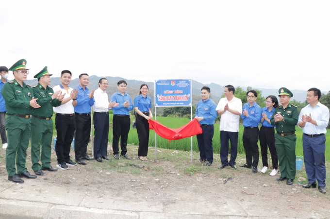 Đại diện các đơn vị thực hiện nghi thức cắt băng khánh thành công trình“Hàng ban Thanh niên”. Ảnh: Hữu Quyết - TTXVN Hành trình thanh niên hướng về biên giới ở Sơn La ảnh 3