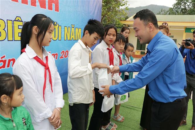 Đại diện Tỉnh đoàn Sơn La trao tặng học bổng cho các em học sinh có hoàn cảnh khó khăn. Ảnh: Hữu Quyết - TTXVN Hành trình thanh niên hướng về biên giới ở Sơn La ảnh 2