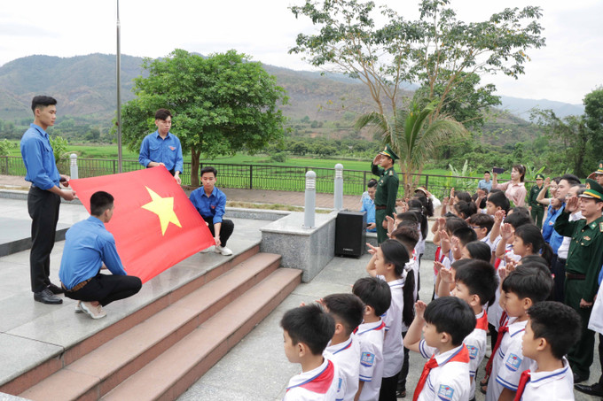Các em học sinh, đoàn viên, thanh niên thực hiện nghi thức chào cờ tại mốc biên giới 204, xã Chiềng Khương, huyện Sông Mã. Ảnh: Hữu Quyết - TTXVN Hành trình thanh niên hướng về biên giới ở Sơn La ảnh 1