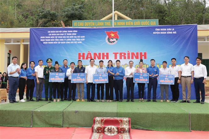 Đại diện các đơn vị trao tặng Nhà nhân ái cho các hộ dân tại huyện Sông Mã. Ảnh: Hữu Quyết - TTXVN Hành trình thanh niên hướng về biên giới ở Sơn La ảnh 4