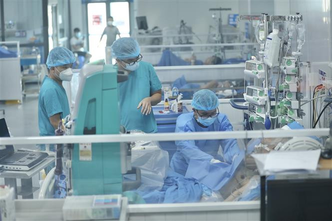 Các bác sĩ tại Bệnh viện điều trị bệnh nhân COVID-19 (thuộc Bệnh viện Đại học Y Hà Nội) điều trị cho bệnh nhân COVID-19 nặng. Ảnh: Minh Quyết - TTXVN Tăng cường tiêm vaccine phòng COVID-19, ưu tiên bảo vệ nhóm nguy cơ cao ảnh 3