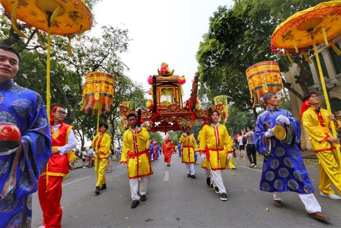 Đoàn rước đi qua phố Đinh Tiên Hoàng. Ảnh: Tuấn Đức - TTXVN Lễ hội tôn vinh ông Tổ bách nghệ tại Phố cổ Hà Nội ảnh 2