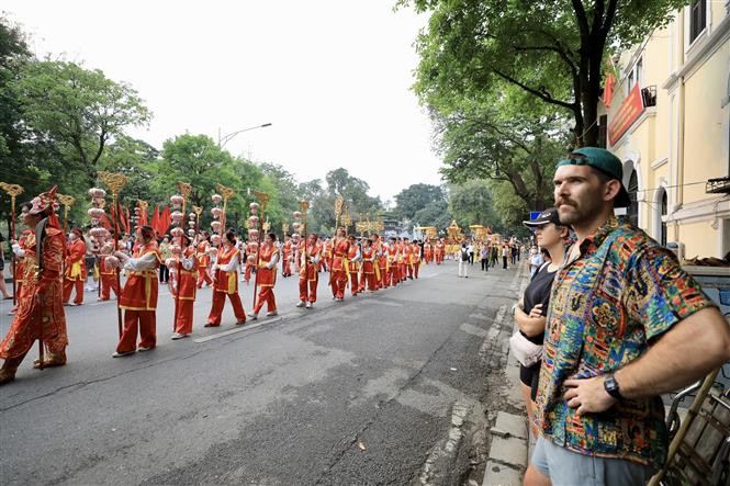 Đoàn rước thu hút đông đảo người dân, du khách. Ảnh: Nhật Anh - TTXVN Lễ hội tôn vinh ông Tổ bách nghệ tại Phố cổ Hà Nội ảnh 3