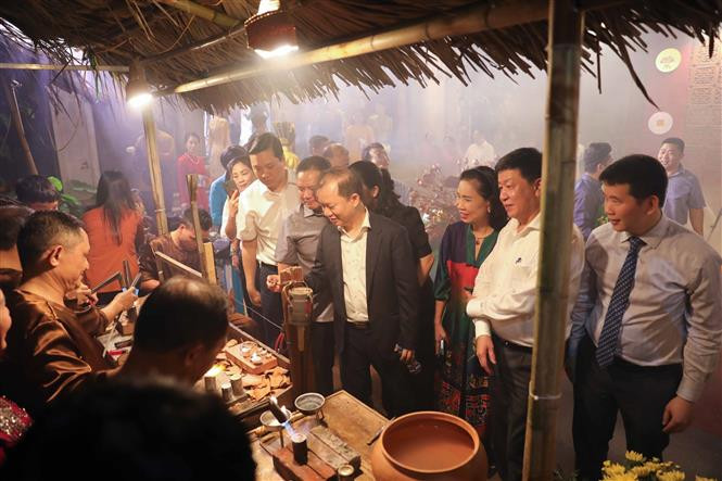 Đại biểu tham quan, tìm hiểu về chế tác sản phẩm kim hoàn. Ảnh: Thanh Tùng - TTXVN Lễ hội tôn vinh ông Tổ bách nghệ tại Phố cổ Hà Nội ảnh 6