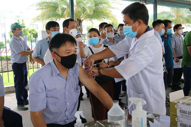 Thành phố Hồ Chí Minh tiêm vaccine nhắc lại phòng COVID-19 cho công nhân, người lao động Công ty TNHH Juki Việt Nam (khu chế xuất Tân Thuận, Quận 7). Ảnh: Thanh Vũ - TTXVN Tăng cường tiêm vaccine phòng COVID-19, ưu tiên bảo vệ nhóm nguy cơ cao ảnh 5