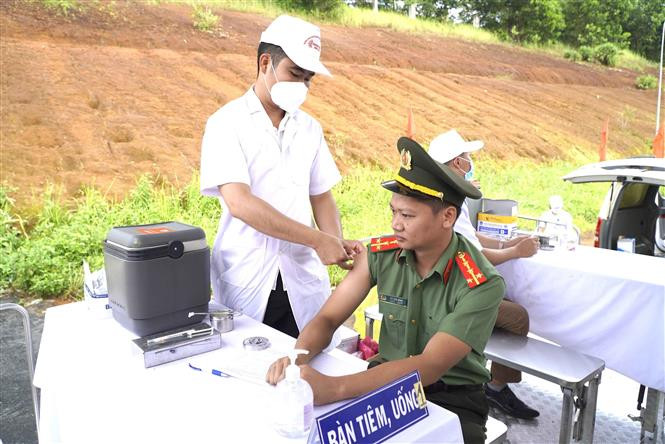 Tiêm phòng COVID-19 cho cán bộ, nhân dân ở thành phố Gia Nghĩa, tỉnh Đắk Nông. Ảnh: Ngọc Minh - TTXVN Tăng cường tiêm vaccine phòng COVID-19, ưu tiên bảo vệ nhóm nguy cơ cao ảnh 4