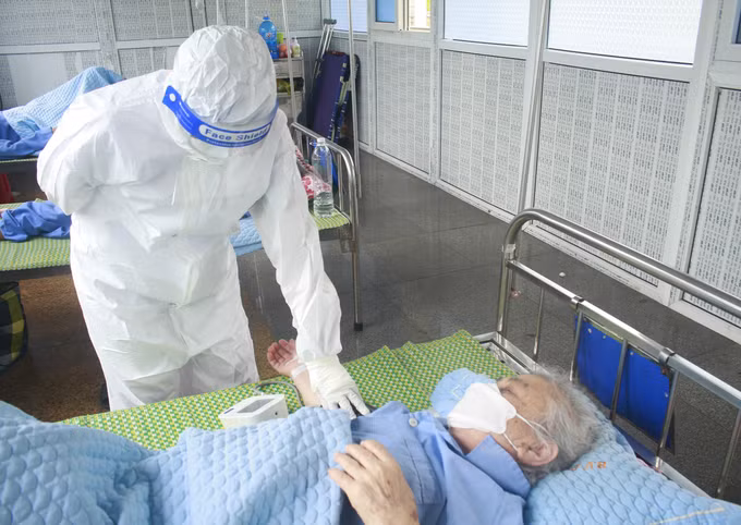 Tăng cường tiêm vaccine phòng COVID-19, ưu tiên bảo vệ nhóm nguy cơ cao ảnh 1