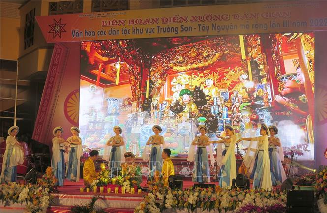Tiết mục trình diễn nghệ thuật của các nghệ nhân, nghệ sĩ tham gia Liên hoan. Ảnh: Dư Toán - TTXVN Khai mạc Liên hoan Diễn xướng dân gian văn hóa các dân tộc khu vực Trường Sơn - Tây Nguyên ảnh 5