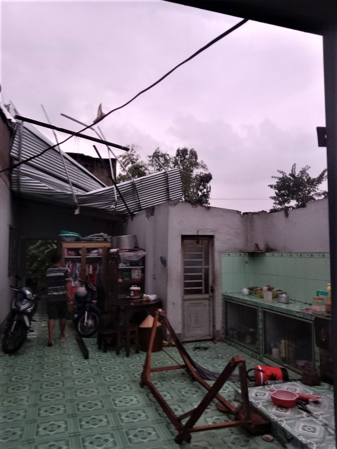 Mưa lớn kèm theo giông lốc gây tốc mái nhà của người dân huyện Thoại Sơn, tỉnh An Giang. Ảnh: TTXVN phát An Giang: 413 ha lúa, hoa màu của người dân bị ngập úng do mưa lớn ảnh 2