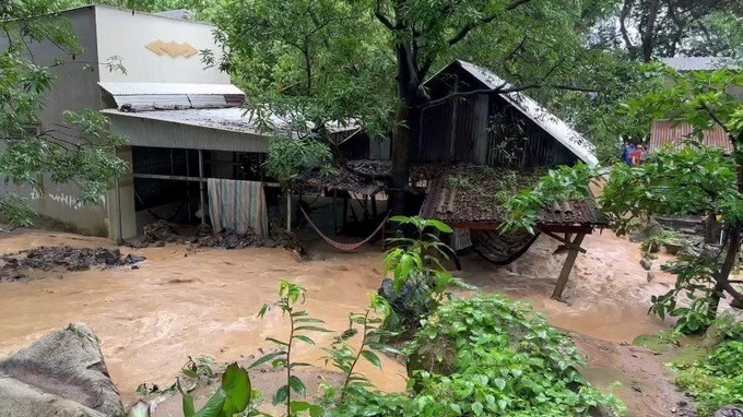 Mưa lớn kéo dài gây ngập lụt trên địa bàn huyện Tri Tôn, tỉnh An Giang. Ảnh: TTXVN phát An Giang: 413 ha lúa, hoa màu của người dân bị ngập úng do mưa lớn ảnh 1