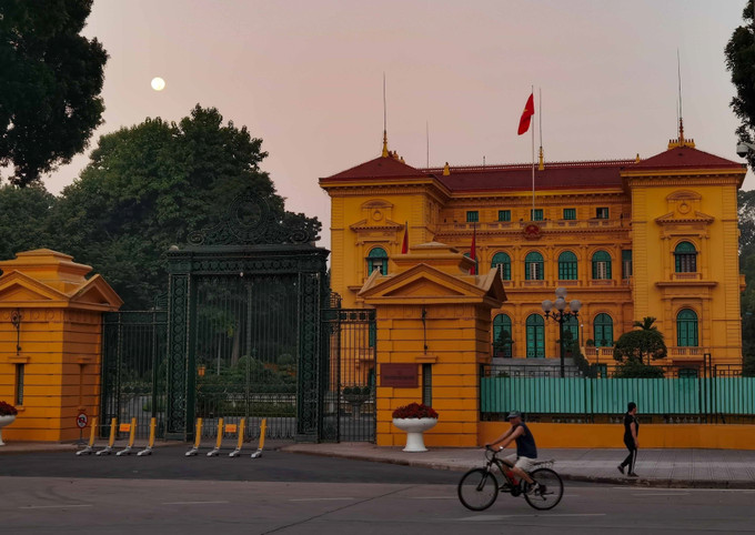 Một sớm thu "thật lạ" khi được ngắm trăng cùng lúc với đón ánh bình minh trên Quảng trường Ba Đình lịch sử. Ảnh: Thanh Tùng – TTXVN Sớm mùa Thu trên Quảng trường Ba Đình lịch sử ảnh 5