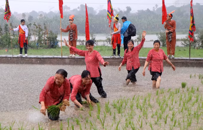 Độc đáo Lễ hội Vua Hùng dạy dân cấy lúa ở Phú Thọ ảnh 3