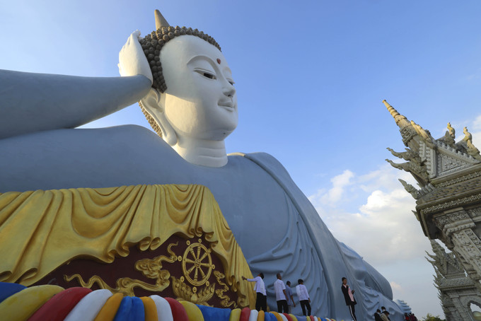 Bà con Phật tử Khmer chiêm bái tượng Phật Thích Ca nhập niết bàn lớn nhất Việt Nam trong khuôn viên chùa Som Rong ở phường 5, thành phố Sóc Trăng. Ảnh: Trọng Chính Sóc Trăng tăng cường hỗ trợ chính sách phát triển du lịch ảnh 1