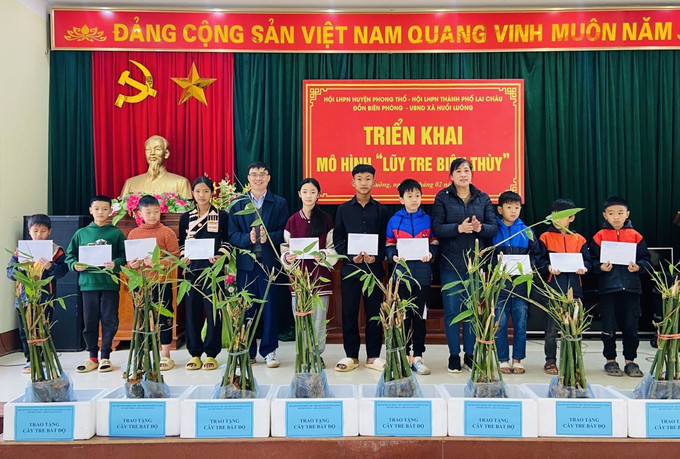 Tặng quà cho học sinh vượt khó học giỏi ở xã biên giới Huổi Luông, huyện Phong Thổ, tỉnh Lai Châu. Ảnh: TTXVN phát Triển khai mô hình “Lũy tre biên thùy” ở biên giới Lai Châu ảnh 6
