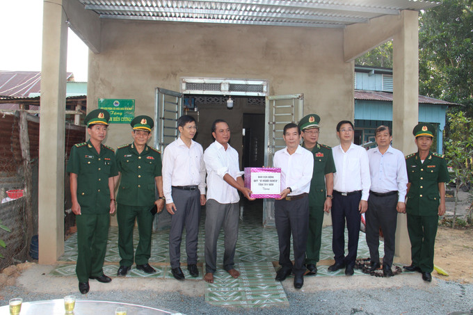 Tặng quà cho hộ dân có hoàn cảnh khó khăn vừa được Đồn biên phòng Cửa khẩu quốc tế Xa Mát trao tặng nhà Mái ấm biên cương tại xã Tân Lập, huyện Tân Biên. Ảnh: Thanh Tân - TTXVN Sôi nổi ngày hội Biên phòng toàn dân tại Tây Ninh ảnh 3
