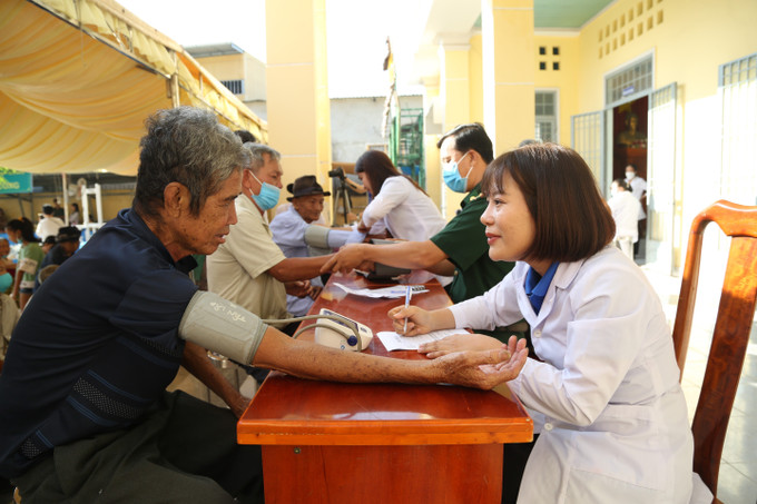 Đoàn bác sĩ khám chữa bệnh miễn phí cho người nghèo, gia đình chính sách tại xã Tân Lập, huyện Tân Biên. Ảnh: Thanh Tân - TTXVN Sôi nổi ngày hội Biên phòng toàn dân tại Tây Ninh ảnh 1