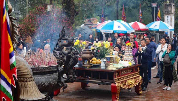 Người dân địa phương và du khách đến đền Trần từ khá sớm để dâng hương, dâng lễ, cầu một năm mới sức khoẻ, an khang và hạnh phúc. Ảnh: Thanh Tùng - TTXVN Khai ấn đền Trần - nét đẹp đầu Xuân trong văn hóa Việt ảnh 1