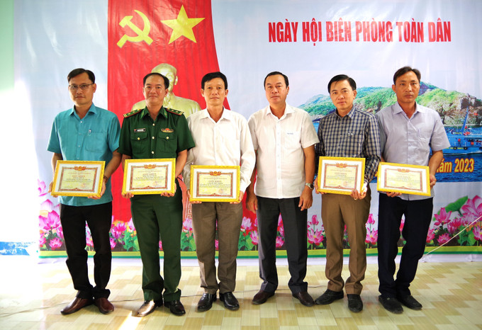 Ông Ngô Bá Thành, Phó Bí thư Huyện ủy Đầm Dơi trao tặng Giấy khen cho tập thể Đồn Biên phòng Tân Tiến và các xã biên giới của huyện Đầm Dơi. Ảnh: TTXVN phát Tổ chức điểm ''Ngày hội Biên phòng toàn dân'' tại xã Tân Tiến, Cà Mau ảnh 2