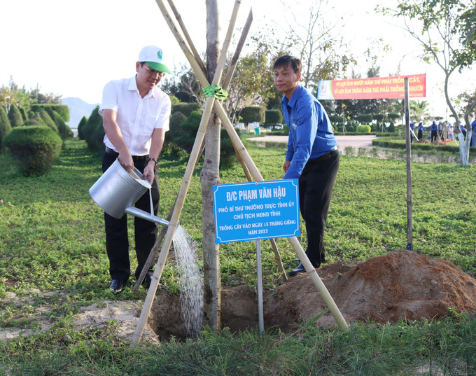 Ông Phạm Văn Hậu, Phó Bí thư Thường trực Tỉnh ủy, Chủ tịch Hội đồng nhân dân tỉnh Ninh Thuận tham gia trồng, chăm sóc cây tại Lễ phát động. Ảnh: Nguyễn Thành – TTXVN Sôi nổi Tết trồng cây "Đời đời nhớ ơn Bác Hồ” Xuân Quý Mão 2023 tại Ninh Thuận ảnh 2