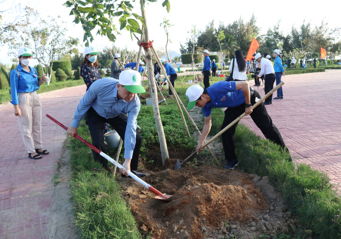 Các đại biểu trồng cây tại Lễ phát động. Ảnh: Nguyễn Thành – TTXVN Sôi nổi Tết trồng cây "Đời đời nhớ ơn Bác Hồ” Xuân Quý Mão 2023 tại Ninh Thuận ảnh 1