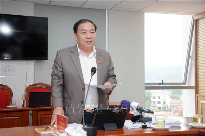 Tham gia vào dự kiến kế hoạch cơ cấu lại nền kinh tế giai đoạn 2021 - 2025, ông Chá A Của, Phó Chủ tịch HĐND tỉnh, đại biểu Quốc hội tỉnh Sơn La nêu ý kiến: Ngoài 3 trụ cột trong mục tiêu chung mà Ủy ban Kinh tế đưa ra thì ông Chá A Của còn đề nghị bổ sung thêm một nhiệm vụ nữa, phải tiếp tục phát huy lợi thế của các tiểu vùng kinh tế ở các khu vực trong nước gắn với thích ứng điều kiện dịch COVID-19, ban hành các cơ chế, chính sách đặc thù, chính sách vùng để thúc đẩy phát triển kinh tế, xã hội bền vững như ở vùng Tây Bắc lợi thế về thủy điện, lợi thế về đất đai, lợi thế về một số tiểu vùng khí hậu… thì ta phải phát huy những cái đó. Ảnh: Quang Quyết-TTXVN Thông cáo báo chí số 10, Kỳ họp thứ 2, Quốc hội khóa XV ảnh 3