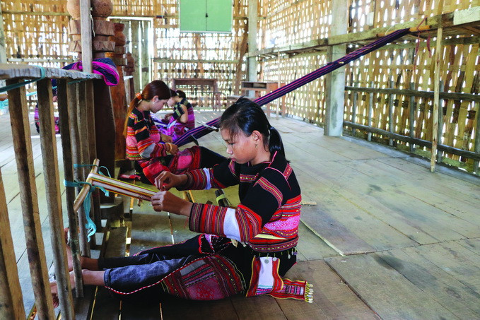 Thiếu nữ Bahnar rất thích ngồi trong những ngôi nhà Rông để học dệt thổ cẩm và nghe các già làng kể về văn hóa, lịch sử buôn làng. Ảnh: Hồng Điệp Nét đẹp thổ cẩm ảnh 3