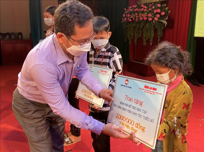 Phó Chủ tịch Ủy ban Mặt trận Tổ quốc Việt Nam thành phố Hồ Chí Minh Phạm Minh Tuấn trao học bổng cho học sinh con em dân tộc thiểu số trên địa bàn tỉnh Long An. Ảnh: Đức Hạnh – TTXVN Trao học bổng hỗ trợ học sinh, sinh viên dân tộc thiểu số tại Tây Ninh và Long An ảnh 2