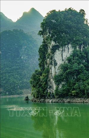 Phong cảnh sơn thủy hữu tình ở vùng "vịnh" Huổi Só. Ảnh: Xuân Tư – TTXVN Vẻ đẹp lòng hồ Sông Đà ở huyện vùng cao Tủa Chùa ảnh 10